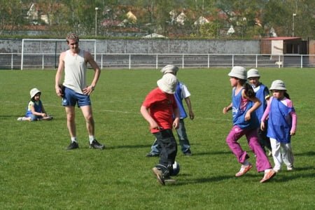 Durant l'après-midi les enfants ont pu pratiquer du football ....