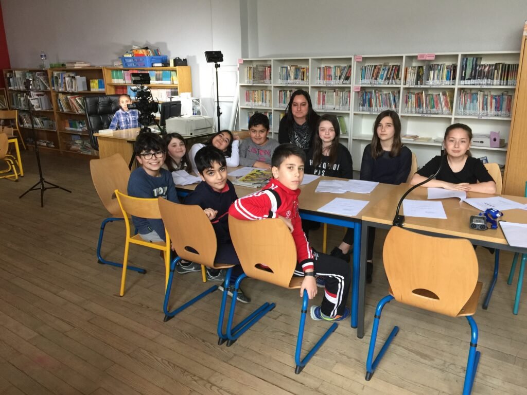 Les enfants ayant participé au tournage avec leur animatrice, Sabrina